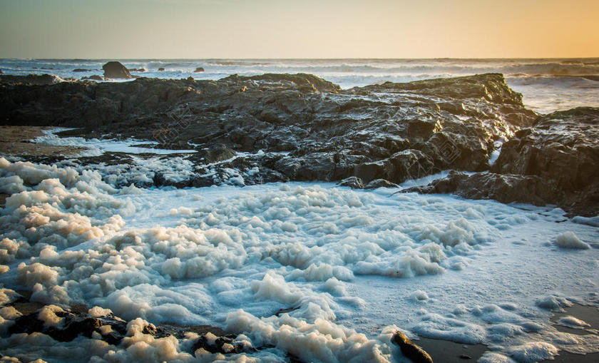 会白自然海边岩石和雪冬季雪景自然背景图片