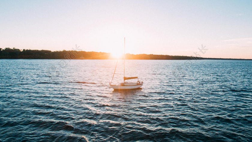 光影夺目阳光和海绵船只大海旅游阳光背景图片