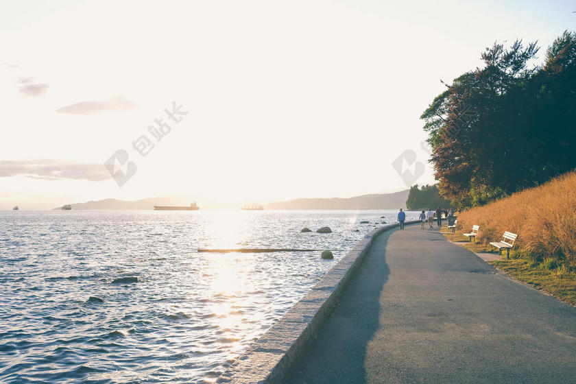 清晨的阳光和海堤背景图片