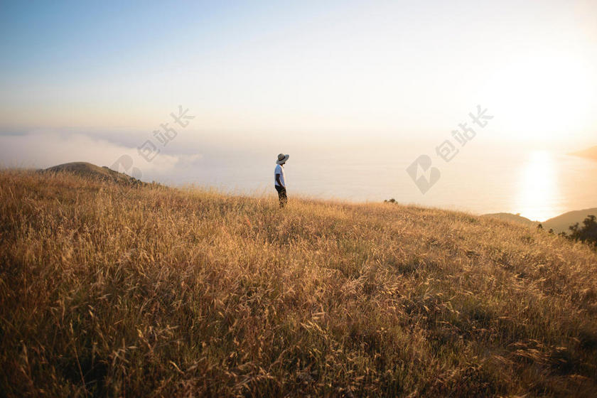 黄色旅游自然男人看风景乡村背景图片