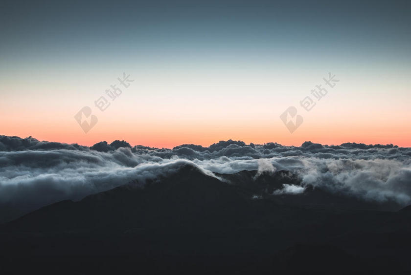 傍晚白色的云层和红色的天际线背景图片