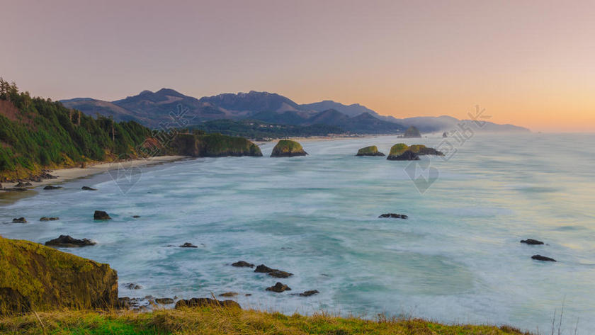 自然秀美余晖下的天空群山河海面大海山水自然背景图片