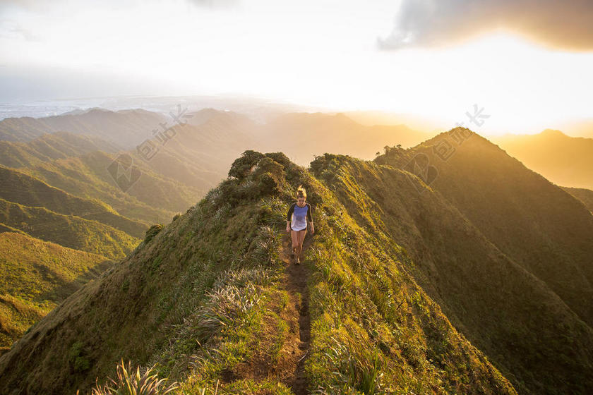 人山顶上的女登山者背景图片