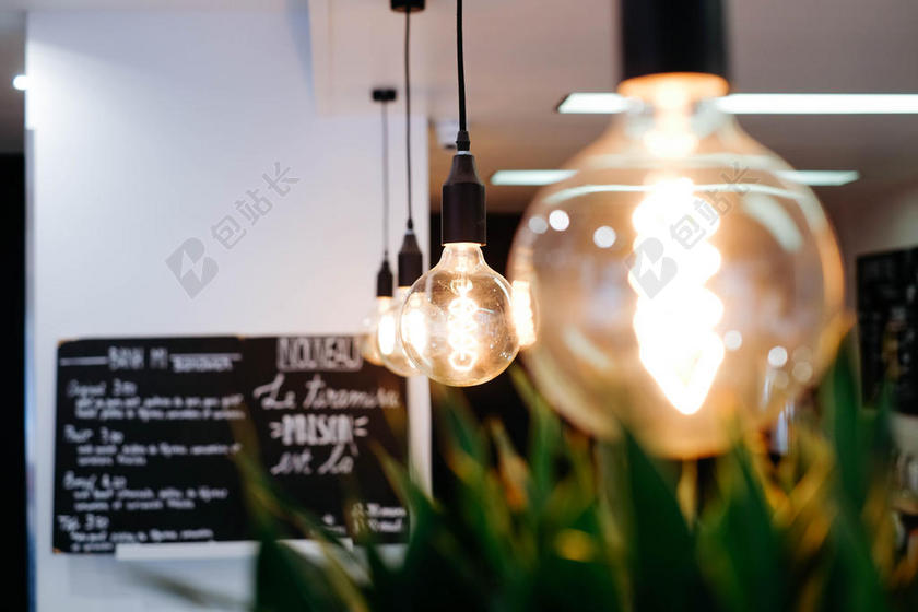 酒吧里黄色的灯泡背景图片