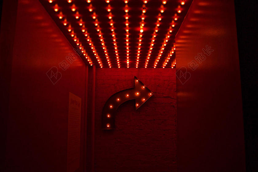 昏暗的红色酒吧指示背景图片