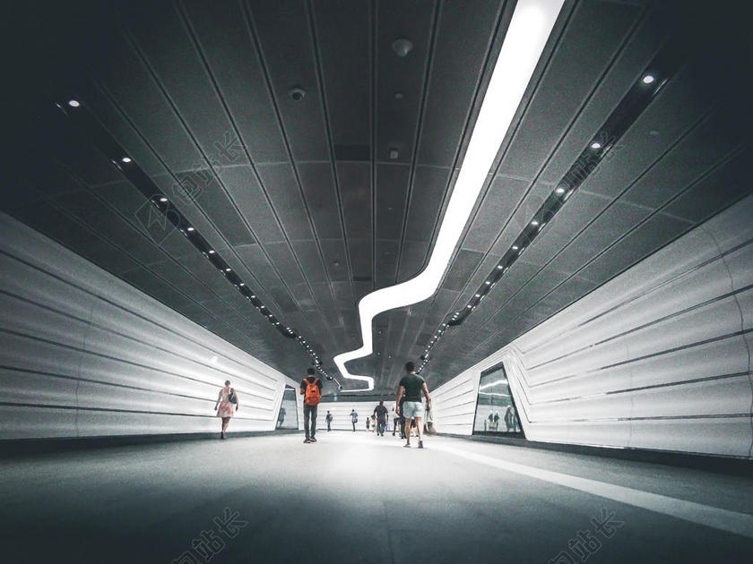现代地下走道里的行人背景图片