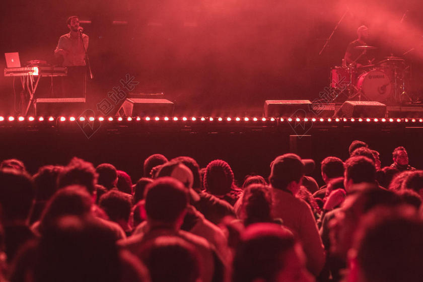 红色光影热情舞台红色荧光人群等演奏舞台光影背景图片