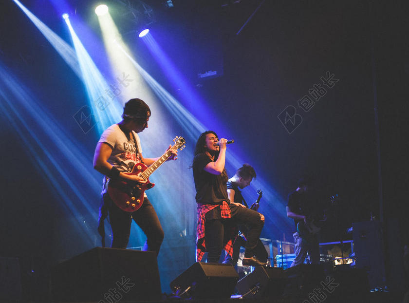 光影明亮舞台上乐队和光束光影演奏背景图片