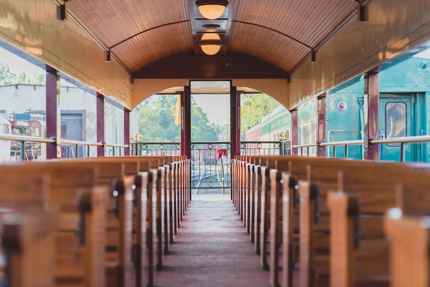 黄色旅游时尚简约电车背景图片