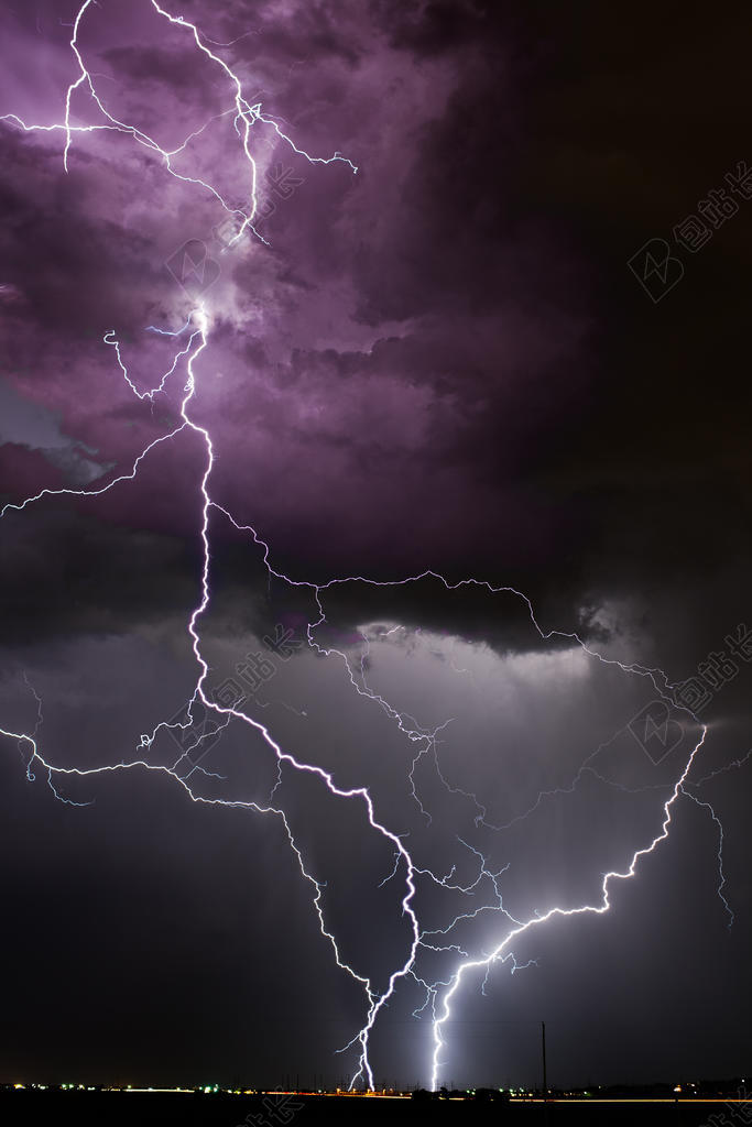 黑夜里白色的闪电背景图片