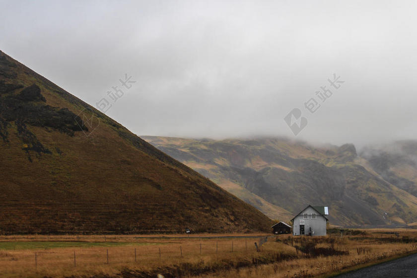 自然静谧云雾下的群山河房子野外山野背景图片