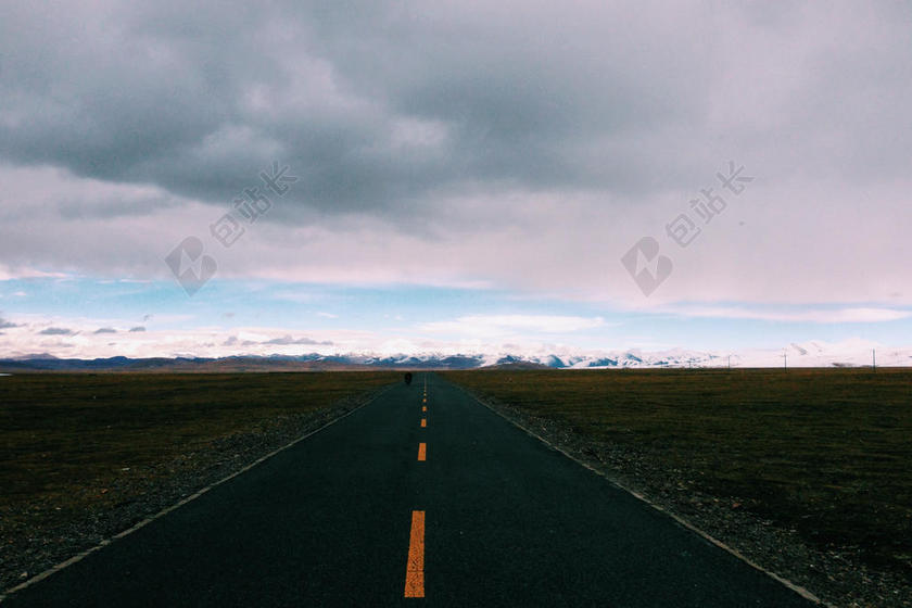 灰色旅游简约大气公路背景图片