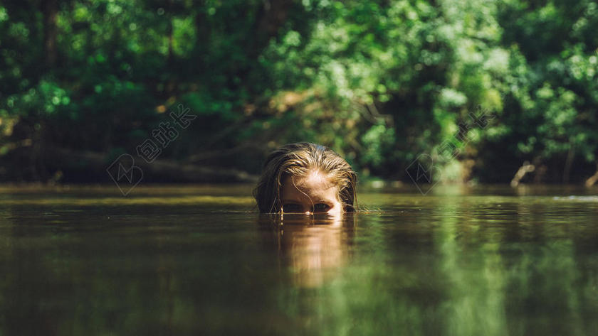 人自然森林中溪流中的美女背景图片