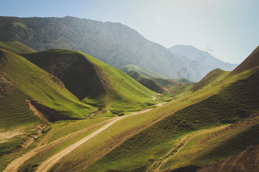绿蓝自然秀美蓝天下的连绵群山河道路山野自然旅游背景图片