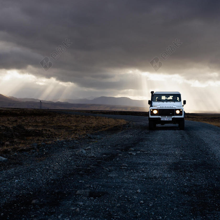 黑色金融商务四轮驱动道路行驶乌云密布背景图片