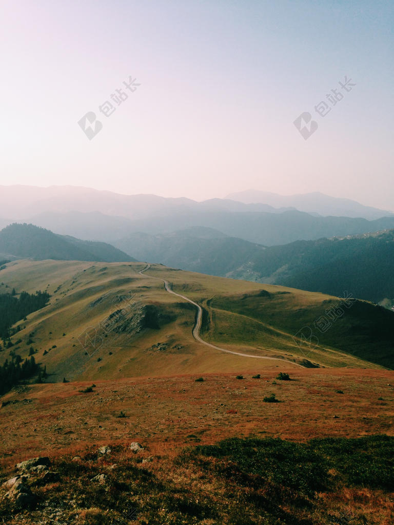 绿色自然辽阔蓝天下的连绵的山峰群山自然旅游登山背景图片