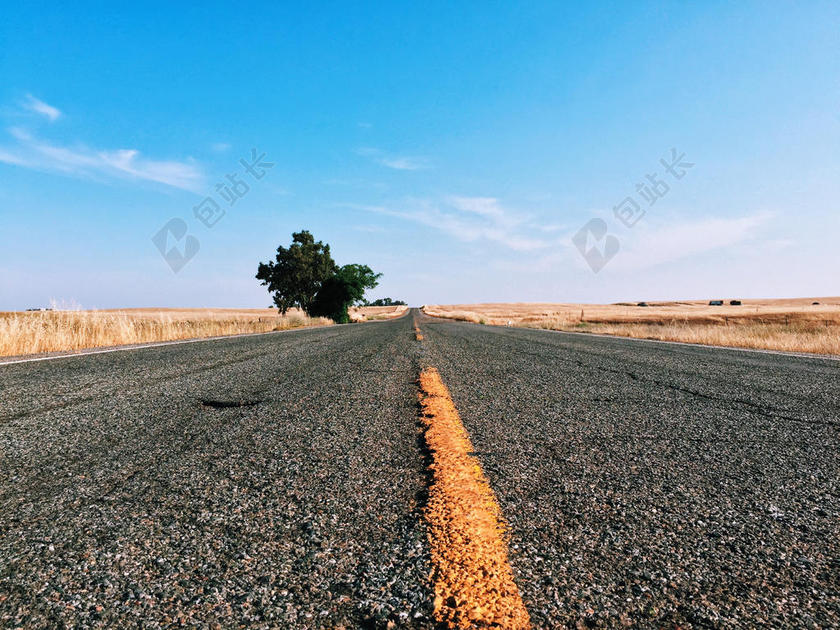 草原上老旧的公路背景图片