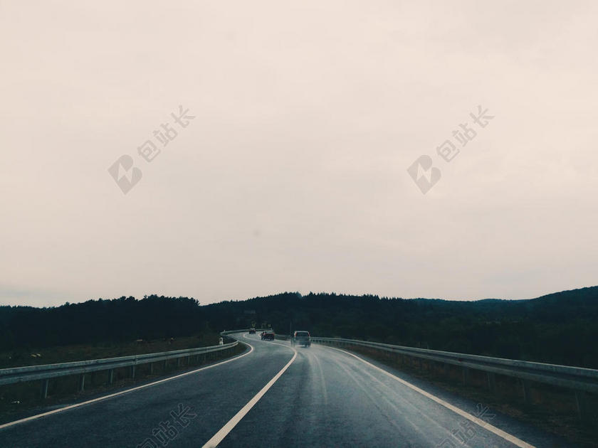 白灰道路天空下的山野道路道路建设背景图片