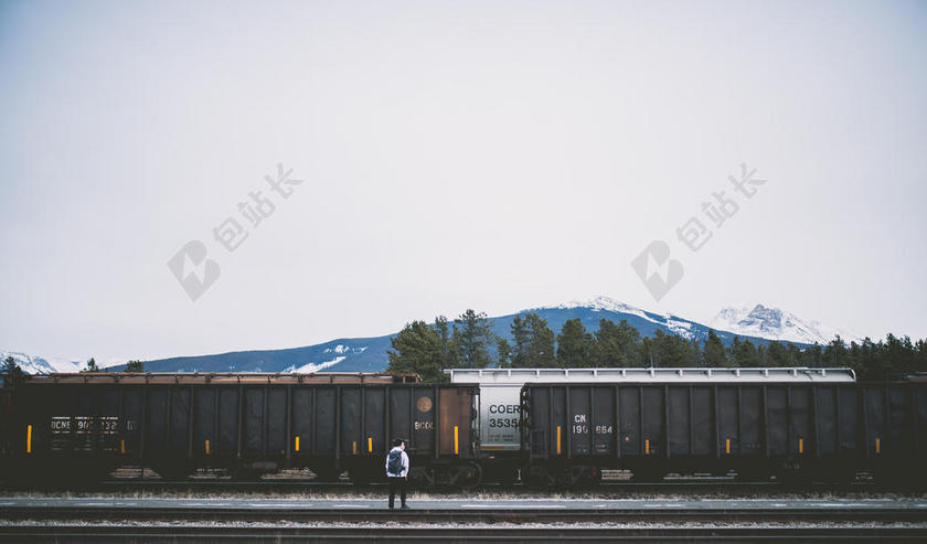 人物神秘在货车前站立的男子人物坏交通自然背景图片