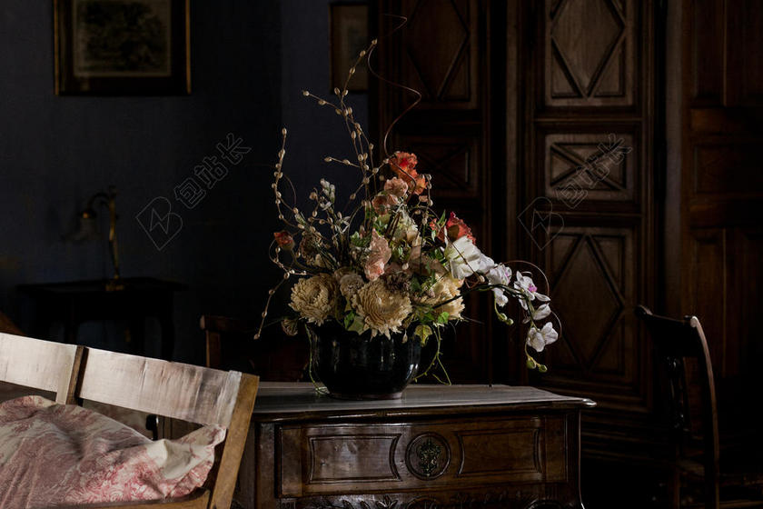 植物哈U没放在罐子里面的花束装饰鲜花植物背景图片