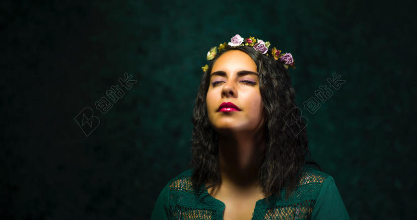 戴花圈的黑发美女背景图片