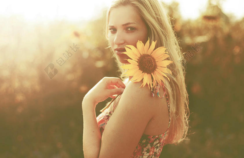 美丽的少女和金色的向日葵背景图片