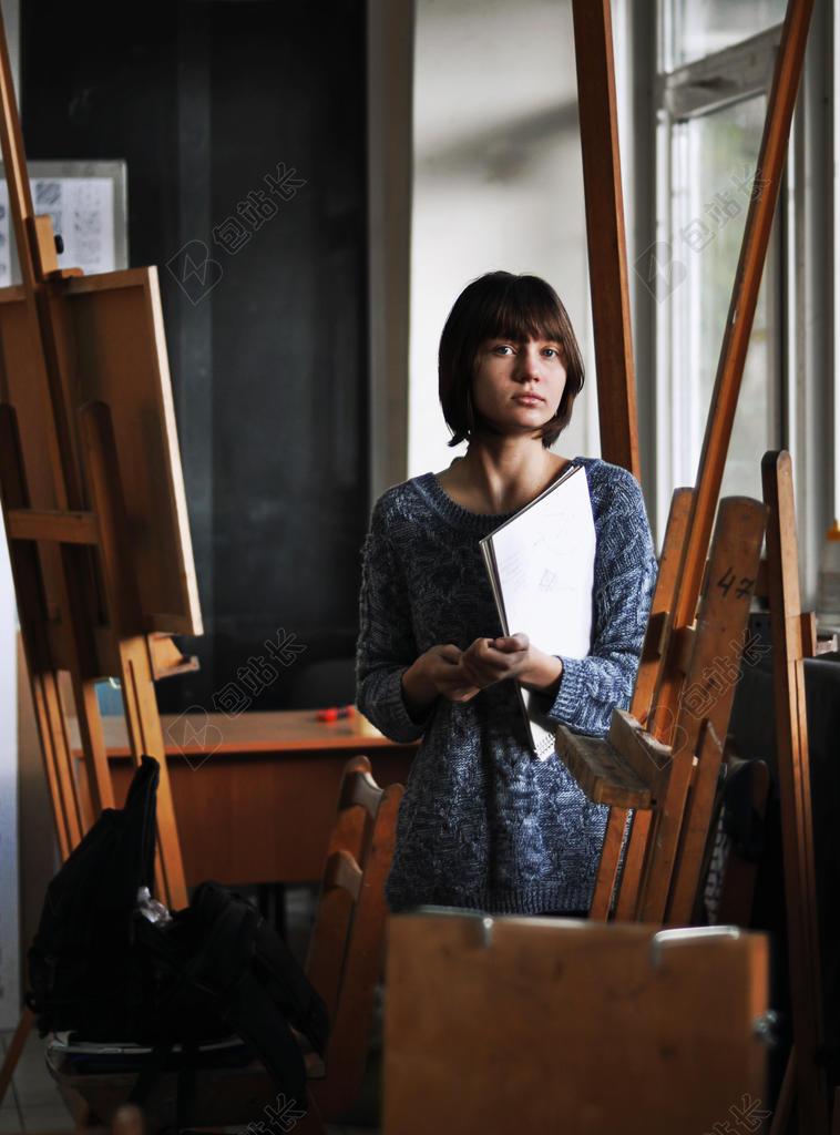 人肖像美术教室中的女学生背景图片