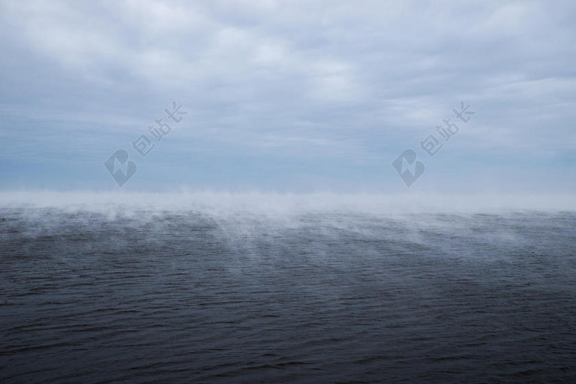 雨天中的海面背景图片