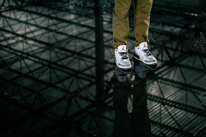 广告忧郁阴天模特鞋子背景图片