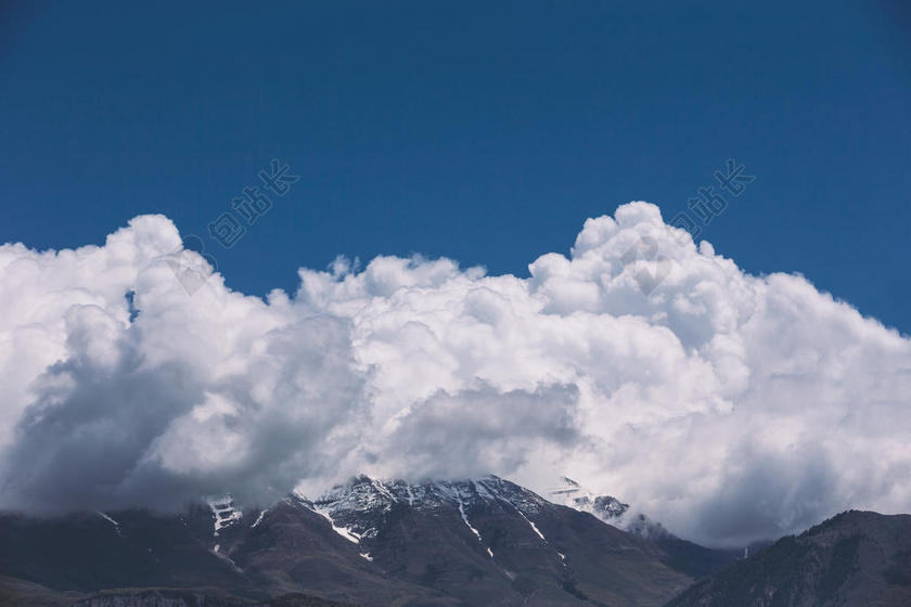 白色云朵天空山峦风景背景图片