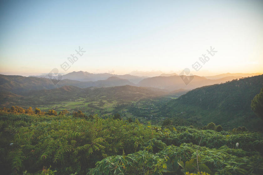 旅游自然夕阳下的山上风景背景图片