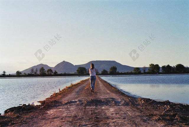 人物安静蓝天下行走在水田小路上的女孩人物摄影户外自然背景图片