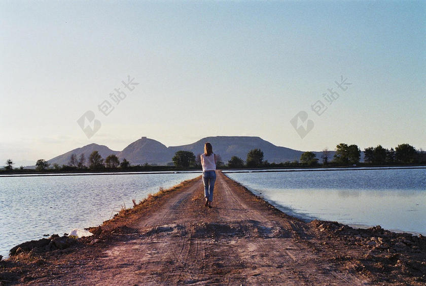 人物安静蓝天下行走在水田小路上的女孩人物摄影户外自然背景图片