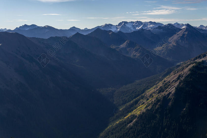 清晨的山脉和阳光背景图片