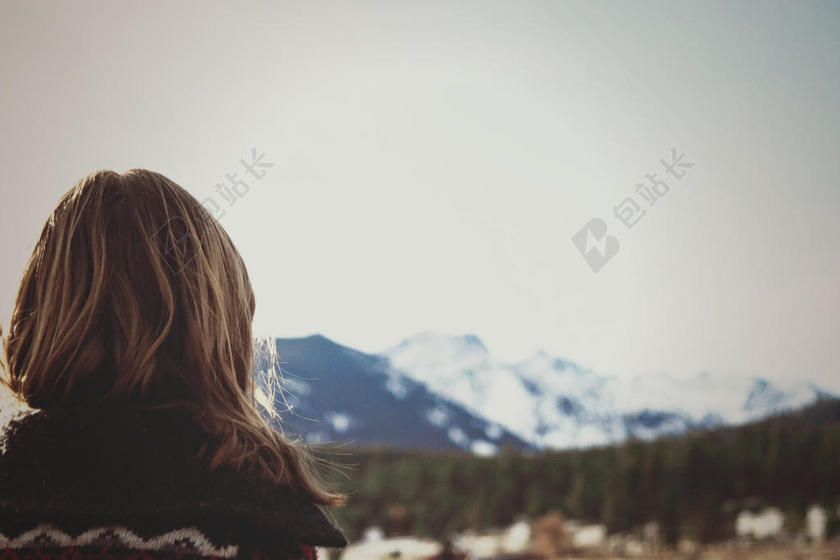 人背影远眺雪山的少女背景图片