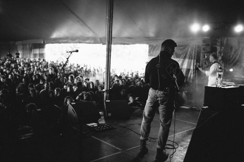 舞台上的歌手背景图片