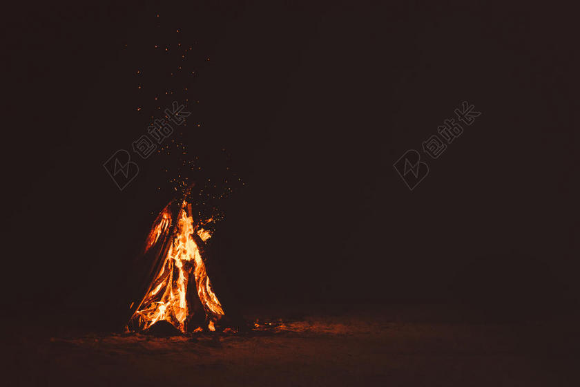 黑黄火焰热烈黑暗中燃烧的篝火火焰火光背景图片