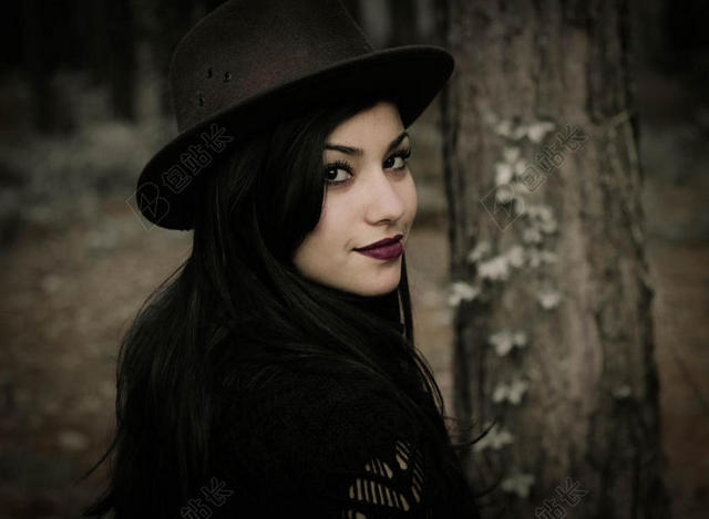 灰黑人物性感树林中回头的戴帽子女孩人物摄影背景图片