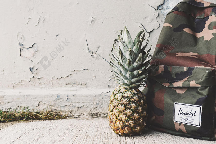 广告时尚波罗和背包背景图片