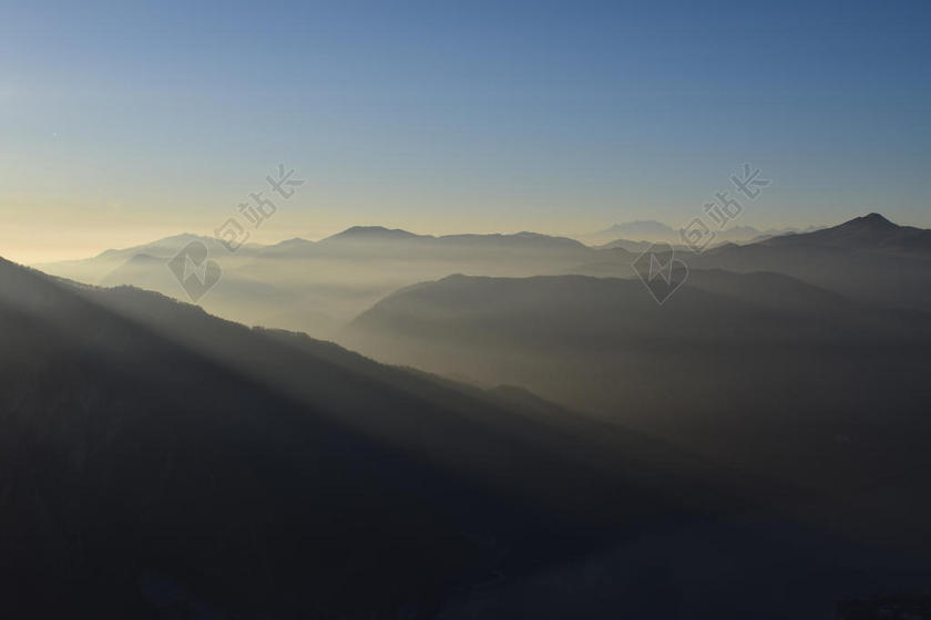 自然飘渺蓝天下的群山云雾等自然群山背景图片