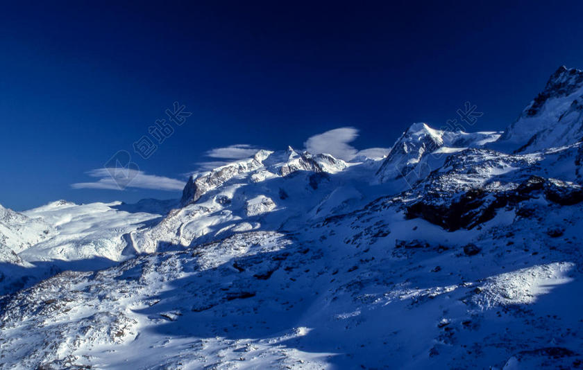 险峻的山峰和白色的积雪背景图片