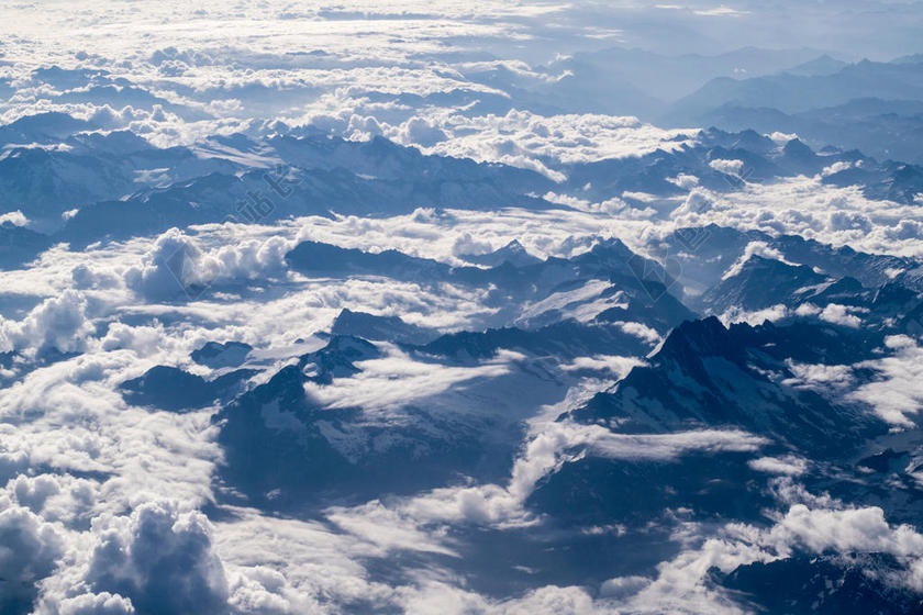 摄影自然被云层覆盖的雪山顶峰背景图片