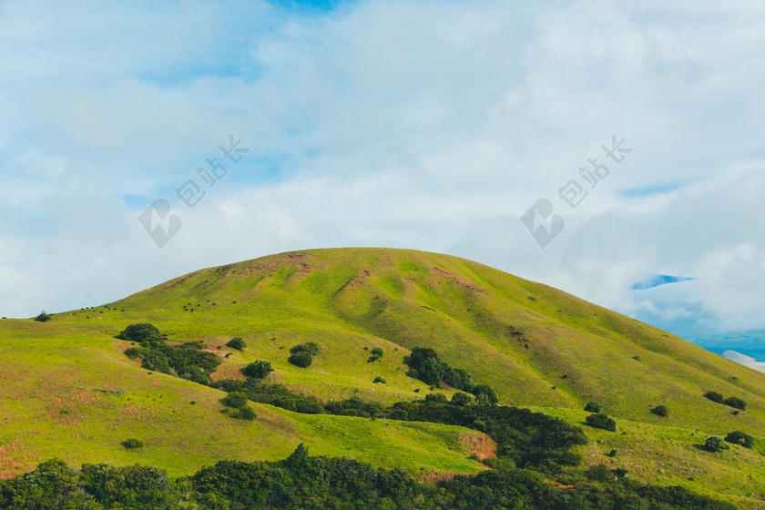 山 山峰 顶峰 景色 树木 丛林 森林 云 云朵 天空 树 树木 树林 森林 山 山峦 山峰