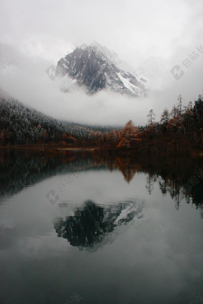 白色的雪峰和湖面的倒影背景图片