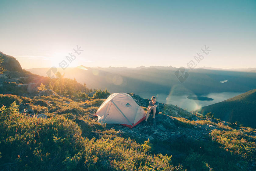 黄绿自然休闲蓝天下的群山流水野营旅游背景图片