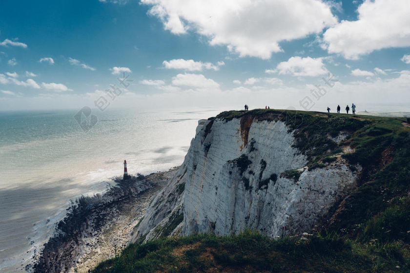 自然壮阔蓝天下的海面山山水自然旅游背景图片