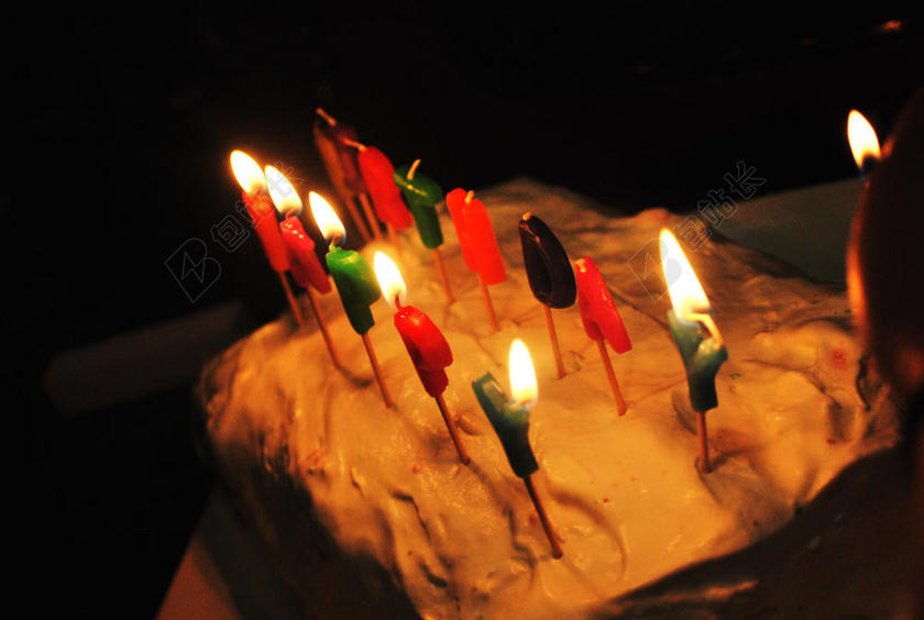 彩色食物喜庆奶油蛋糕和彩色蜡烛背景图片