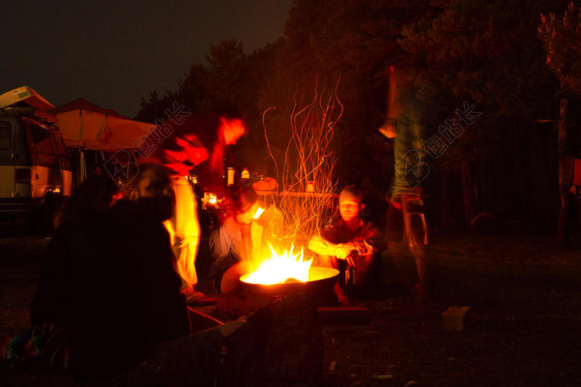 红色人群人闹围绕着篝火的人们欢聚晚上人群背景图片
