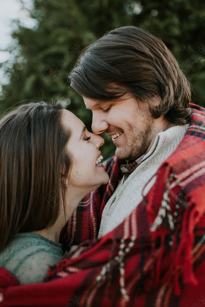 人温馨喜悦的情侣背景图片