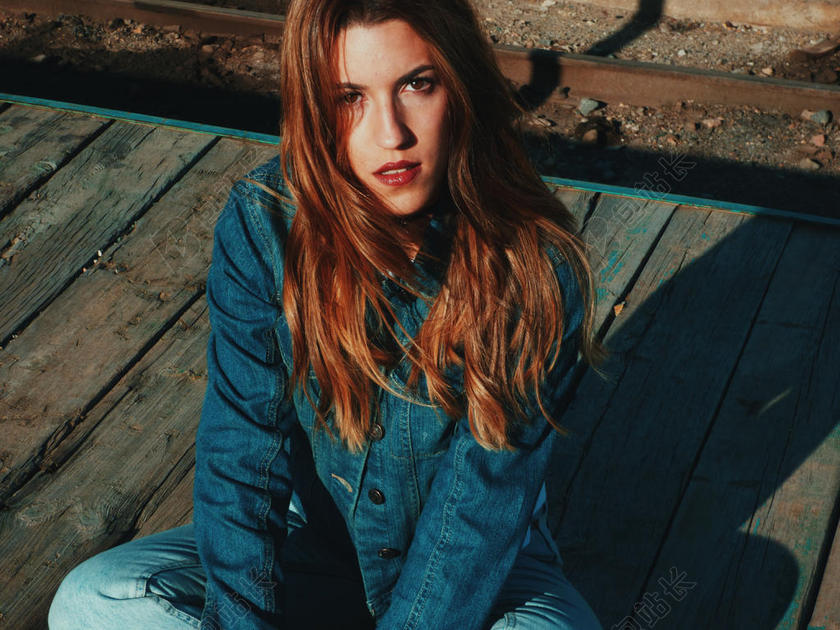 人物炫酷坐在地上的长发女子女孩户外摄影背景图片